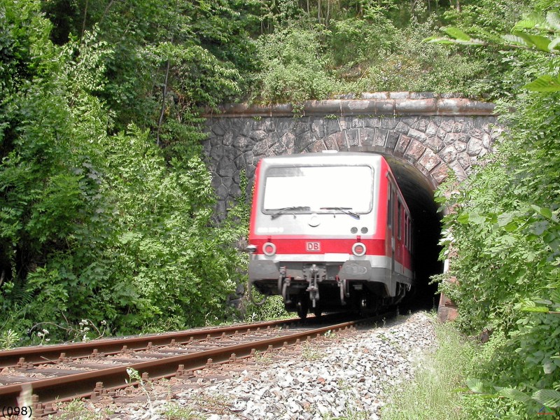 Bahn 098.jpg - Ein Triebzug bei der Einfahrt in den Tunnel.